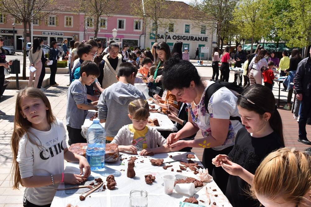 <p>Na interesantnom događaju učestvovalo je 13 mladih umjetnika i oko 60 studenata Filozofskog fakulteta</p>