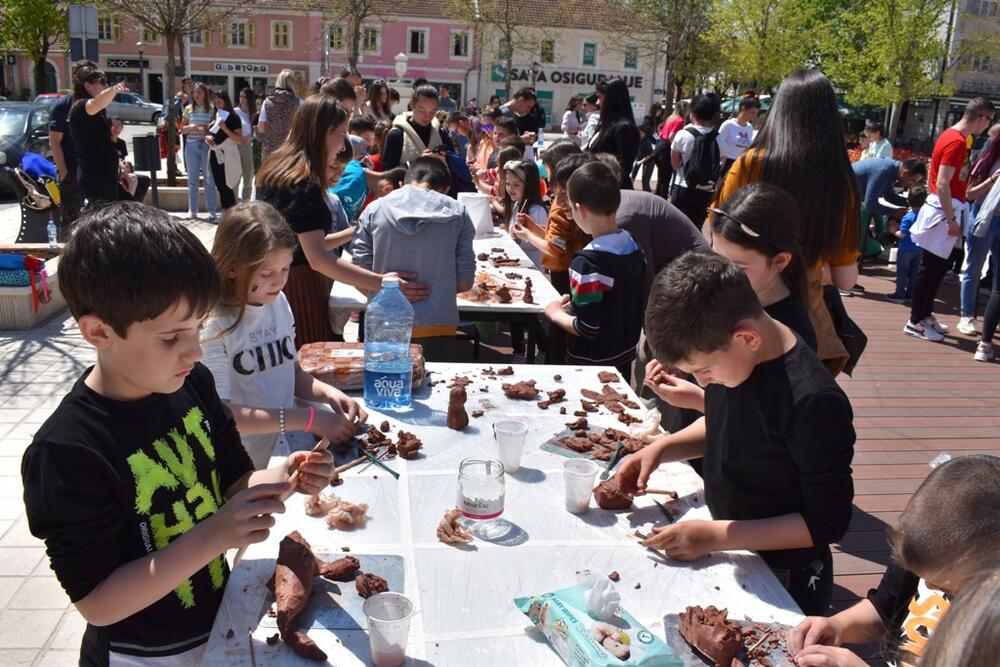 <p>Na interesantnom događaju učestvovalo je 13 mladih umjetnika i oko 60 studenata Filozofskog fakulteta</p>