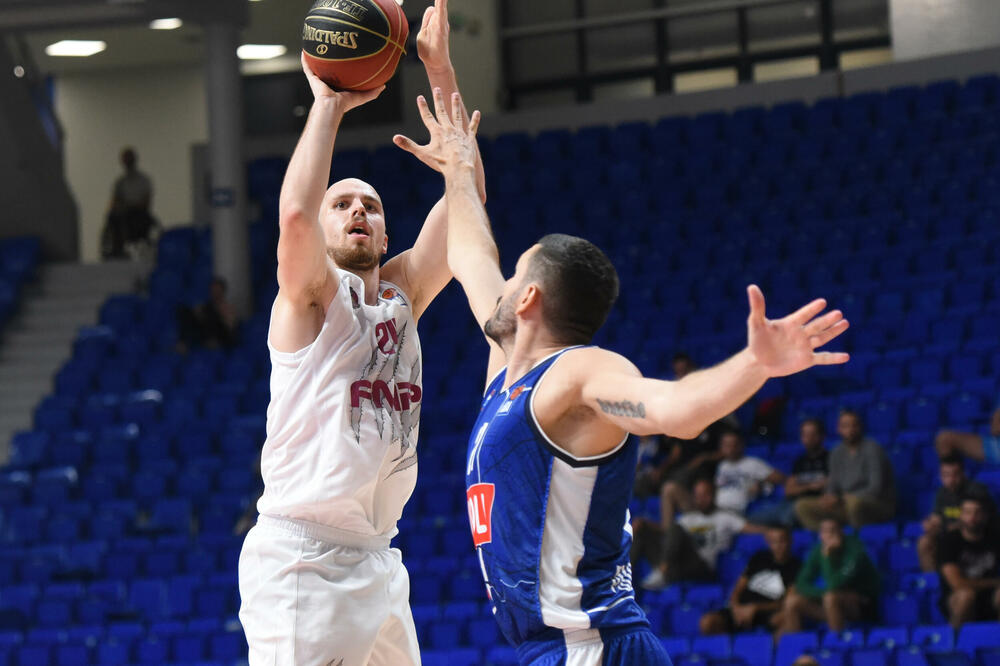 Nenad Nerandžić šutira preko Jagodć-Kuridže, Foto: KK Budućnost Voli