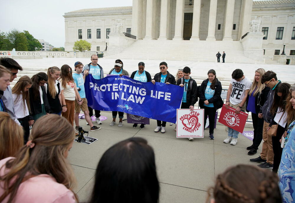 Protivnici abortusa se mole ispred zgrade Vrhovnog suda u Vašingtonu