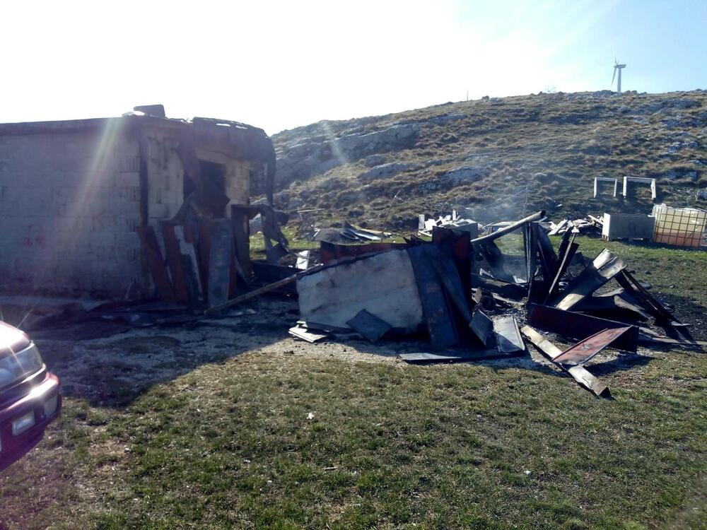 <p>"Ne znam šta više da radim, kome da se obratim i kome to smeta jedna Romkinja koja neće da prosi već da živi od svog rada&ldquo;, kroz suze je kazala Slavka</p>