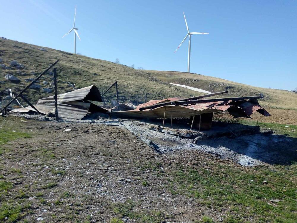 <p>"Ne znam šta više da radim, kome da se obratim i kome to smeta jedna Romkinja koja neće da prosi već da živi od svog rada&ldquo;, kroz suze je kazala Slavka</p>