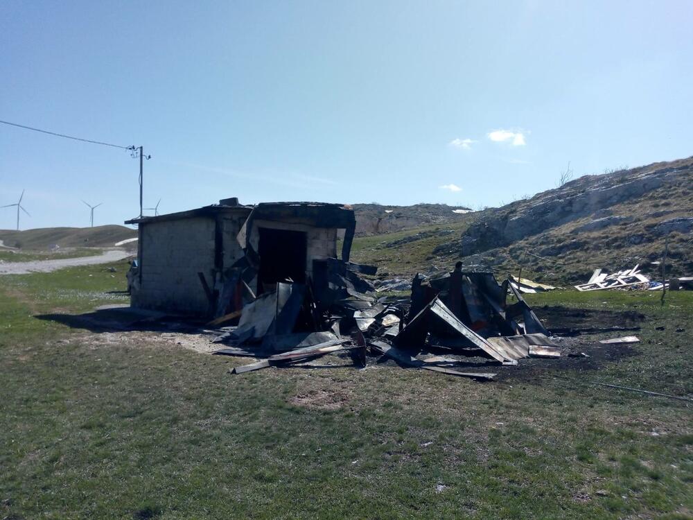 <p>"Ne znam šta više da radim, kome da se obratim i kome to smeta jedna Romkinja koja neće da prosi već da živi od svog rada&ldquo;, kroz suze je kazala Slavka</p>