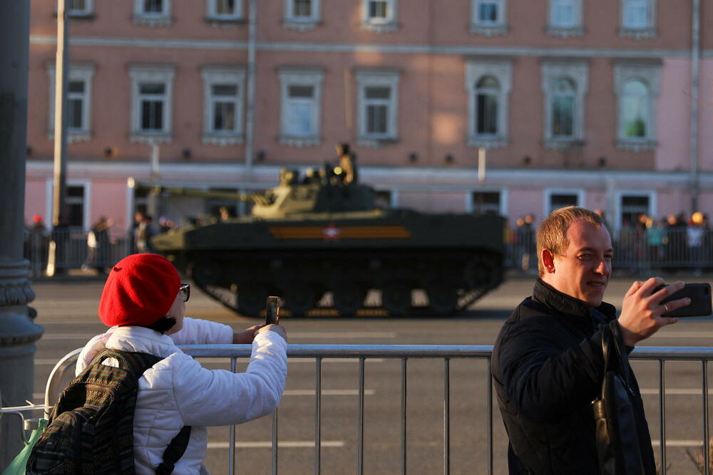 <p>Ove godine Kremlj je najavio planove za parade u 28 gradova u kojima će učestvovati 65.000 ljudi, 2.400 komada vojne opreme i više od 400 aviona, navodi AFP</p>