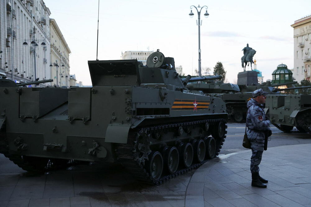 <p>Ove godine Kremlj je najavio planove za parade u 28 gradova u kojima će učestvovati 65.000 ljudi, 2.400 komada vojne opreme i više od 400 aviona, navodi AFP</p>