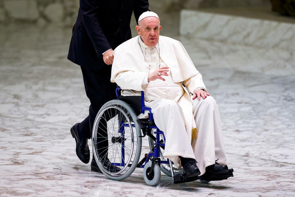 Papa Franjo se juče, zbog problema sa koljenom, u Vatikanu pojavio u kolicima