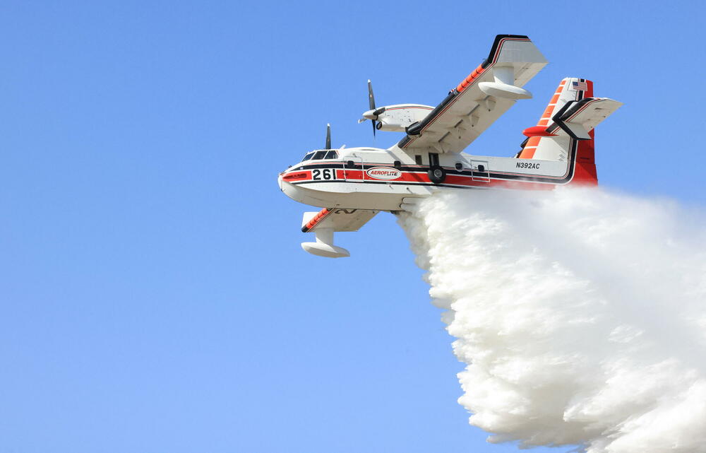 <p>Vatrogasne službe koriste period relativno mirnog i hladnijeg vremena kako bi spriječile da se vatra približi nizu malih gradova i selima u Novom Meksiku</p>