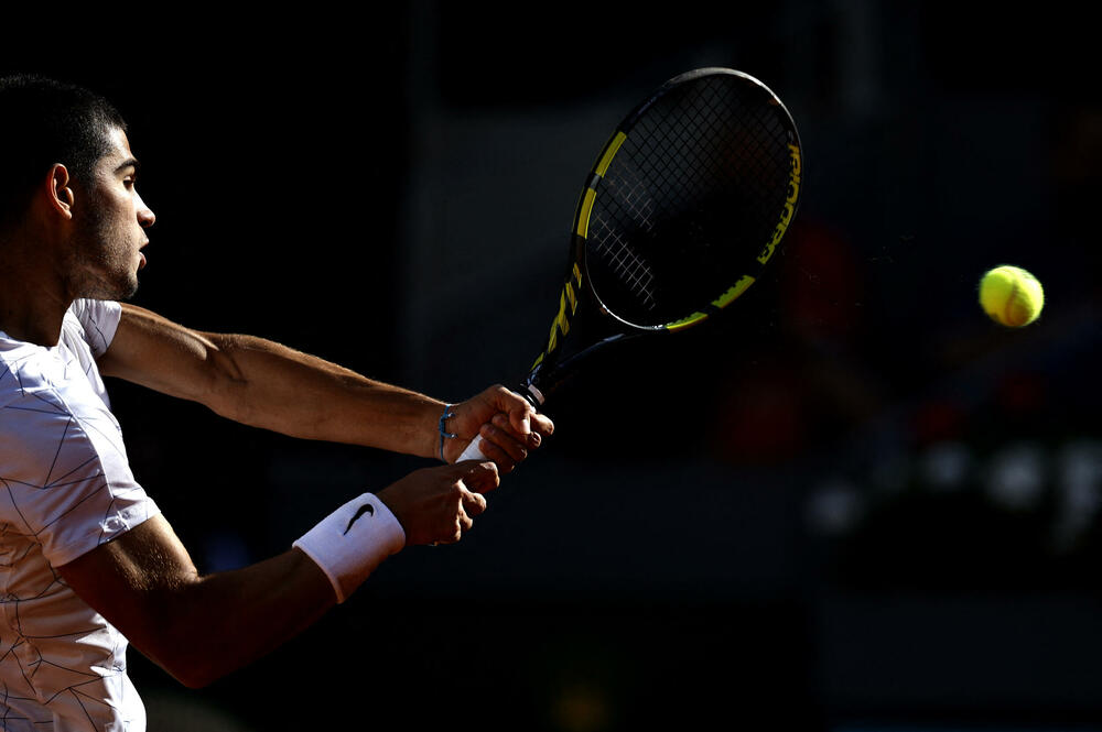 <p>Alkaras pobijedio Nadala 6:2, 1:6, 6:3 i plasirao se u polufinale mastersa u Madridu</p>