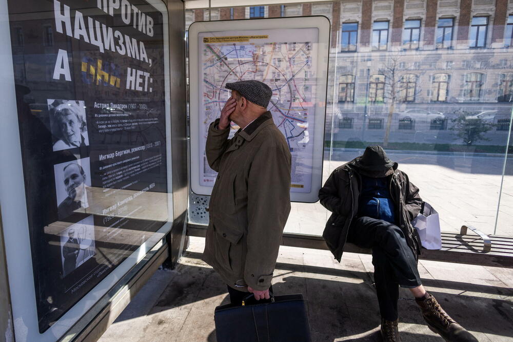 Plakati sa fotografijama Šveđana na stanici u Moskvi, Foto: Rojters