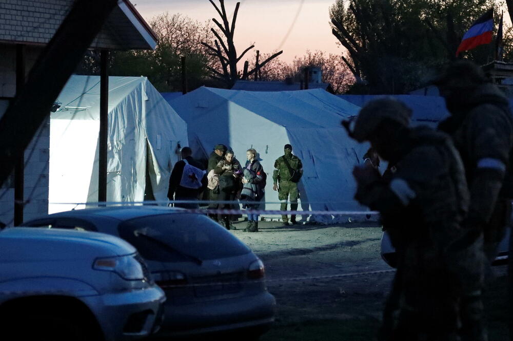 Evakuisani civili iz Azovstala stižu u centar za privremeni smještaj u selu Bezimene, Foto: Reuters