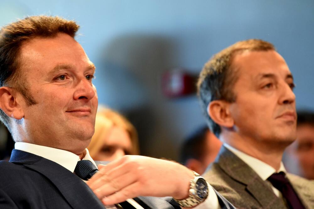 Savo Kentera sa bivšim ministrom odbrane Predragom Boškovićem na konferenciji o lažnim vijestima, Foto: BORIS PEJOVIC