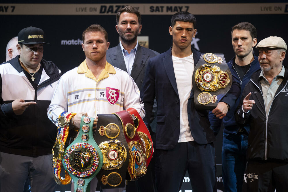 Samo jedan može do pojasa: Alvares i Bivol, Foto: Beta/AP
