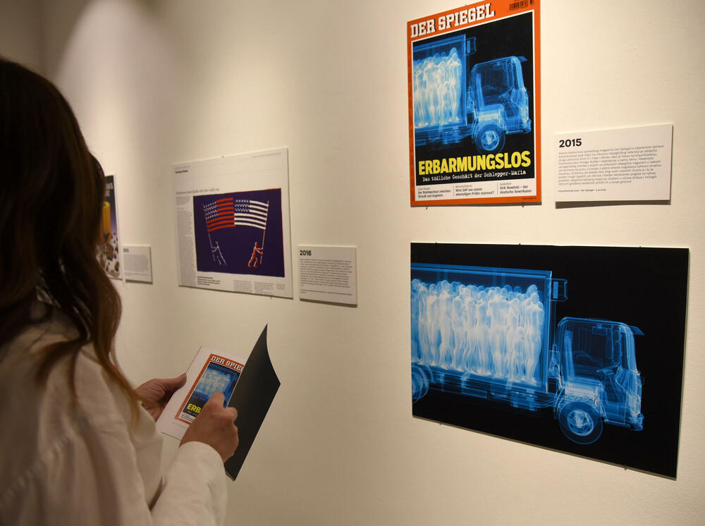 <p>Otvorena izložba istaknutog grafičkog dizajnera Mirka Ilića &ldquo;Iz povijesti ljudske gluposti - dizajnerska povijest svijeta&rdquo;, za koju je izbor djela i koncept osmislio likovni kritičar i kustos iz Hrvatske Marko Golub</p>