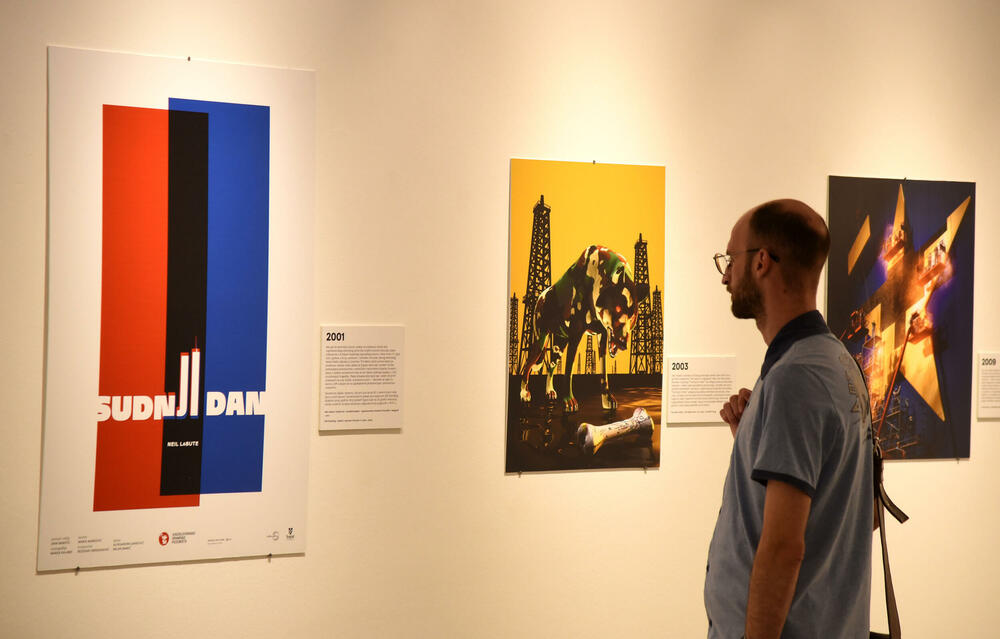 <p>Otvorena izložba istaknutog grafičkog dizajnera Mirka Ilića &ldquo;Iz povijesti ljudske gluposti - dizajnerska povijest svijeta&rdquo;, za koju je izbor djela i koncept osmislio likovni kritičar i kustos iz Hrvatske Marko Golub</p>