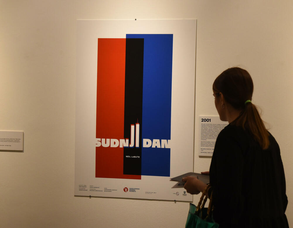 <p>Otvorena izložba istaknutog grafičkog dizajnera Mirka Ilića &ldquo;Iz povijesti ljudske gluposti - dizajnerska povijest svijeta&rdquo;, za koju je izbor djela i koncept osmislio likovni kritičar i kustos iz Hrvatske Marko Golub</p>