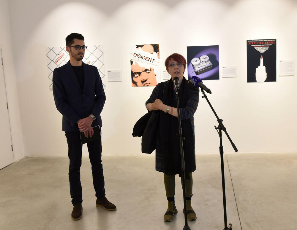 <p>Otvorena izložba istaknutog grafičkog dizajnera Mirka Ilića &ldquo;Iz povijesti ljudske gluposti - dizajnerska povijest svijeta&rdquo;, za koju je izbor djela i koncept osmislio likovni kritičar i kustos iz Hrvatske Marko Golub</p>