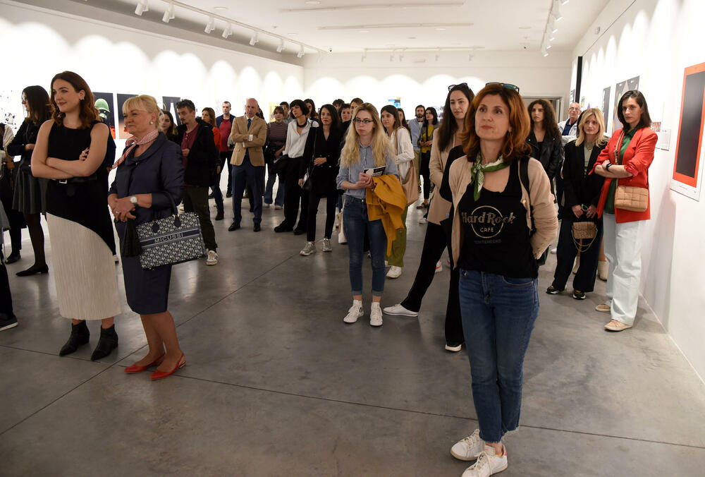 <p>Otvorena izložba istaknutog grafičkog dizajnera Mirka Ilića &ldquo;Iz povijesti ljudske gluposti - dizajnerska povijest svijeta&rdquo;, za koju je izbor djela i koncept osmislio likovni kritičar i kustos iz Hrvatske Marko Golub</p>