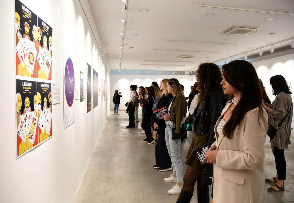 <p>Otvorena izložba istaknutog grafičkog dizajnera Mirka Ilića &ldquo;Iz povijesti ljudske gluposti - dizajnerska povijest svijeta&rdquo;, za koju je izbor djela i koncept osmislio likovni kritičar i kustos iz Hrvatske Marko Golub</p>