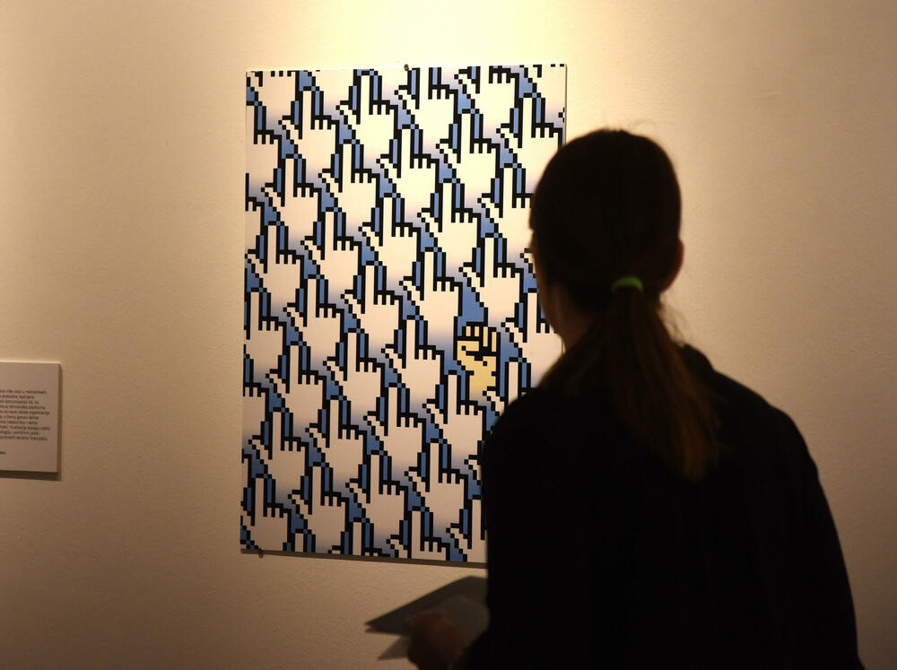 <p>Otvorena izložba istaknutog grafičkog dizajnera Mirka Ilića &ldquo;Iz povijesti ljudske gluposti - dizajnerska povijest svijeta&rdquo;, za koju je izbor djela i koncept osmislio likovni kritičar i kustos iz Hrvatske Marko Golub</p>