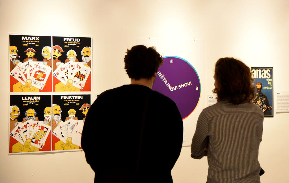 <p>Otvorena izložba istaknutog grafičkog dizajnera Mirka Ilića &ldquo;Iz povijesti ljudske gluposti - dizajnerska povijest svijeta&rdquo;, za koju je izbor djela i koncept osmislio likovni kritičar i kustos iz Hrvatske Marko Golub</p>