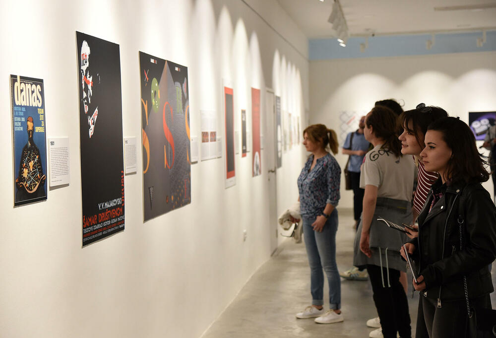 <p>Otvorena izložba istaknutog grafičkog dizajnera Mirka Ilića &ldquo;Iz povijesti ljudske gluposti - dizajnerska povijest svijeta&rdquo;, za koju je izbor djela i koncept osmislio likovni kritičar i kustos iz Hrvatske Marko Golub</p>