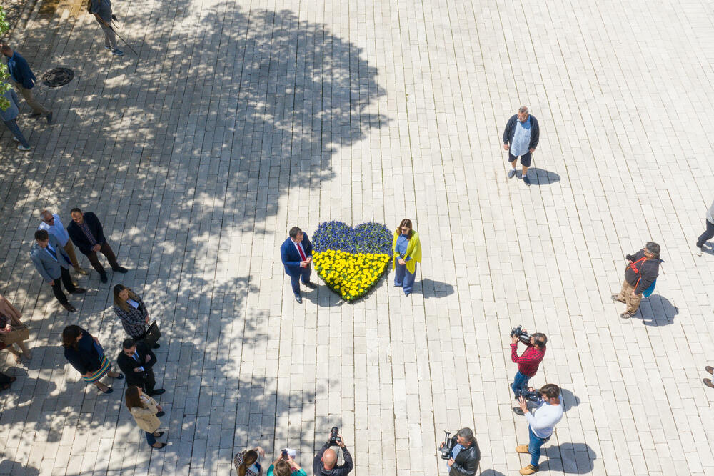 <p>"Današnji dan zbog toga posvećujemo evropskom miru, slobodi i zajedništvu sa željom da naredni Dan Evrope dočekamo u miru i na Cetinju i u Briselu i u Kijevu", rekao je gradonačnik Prijestonice Nikola Đurašković</p>