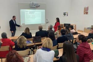 Još jedna škola u Herceg Novom dobila interaktivnu pametnu tablu