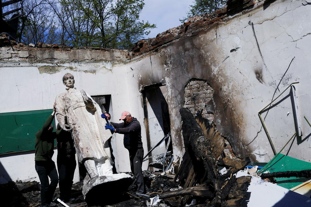 Zaposleni uklanjaju statuu ukrajinskog filozofa Grigorija Skovorode nakon što je u ruskom bombaškom napadu pogođen Književno memorijalni muzej Grigorija Skovorode u selu Skovorodinovka blizu Harkova., Foto: Reuters