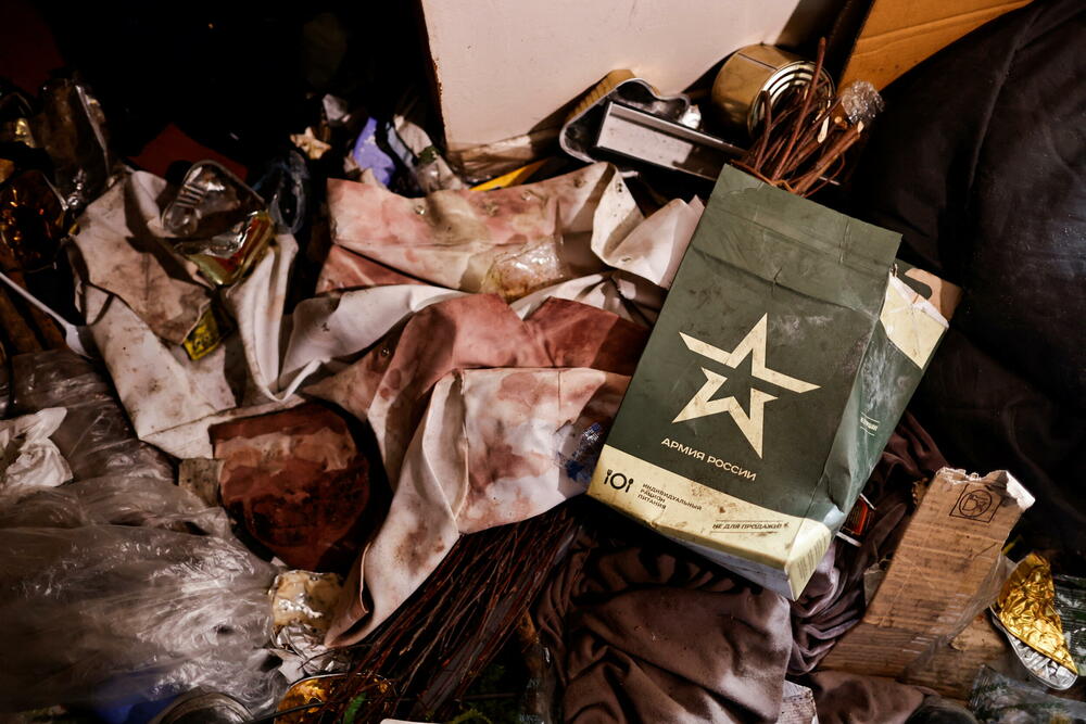 Okrvavljena odjeća i kutija za obroke u zgradi koju su bili zauzeli ruski vojnici