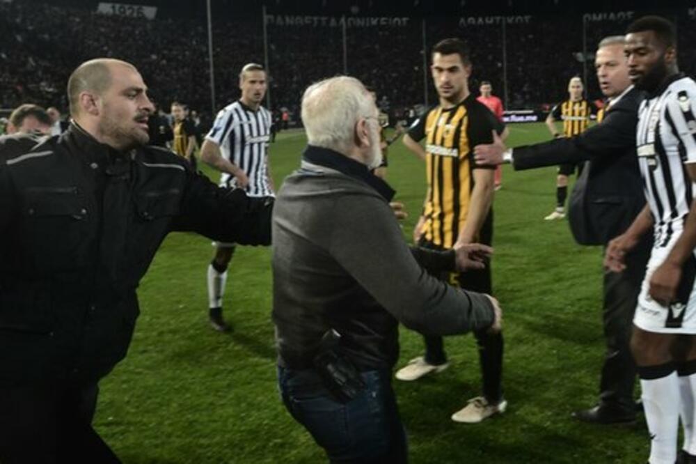 Predsjednik PAOK-a Ivan Savidis je u martu 2018. godine ušao na teren sa pištoljem za pojasom, nakon što je sudija poništio gol njegovog tima, Foto: Getty Images