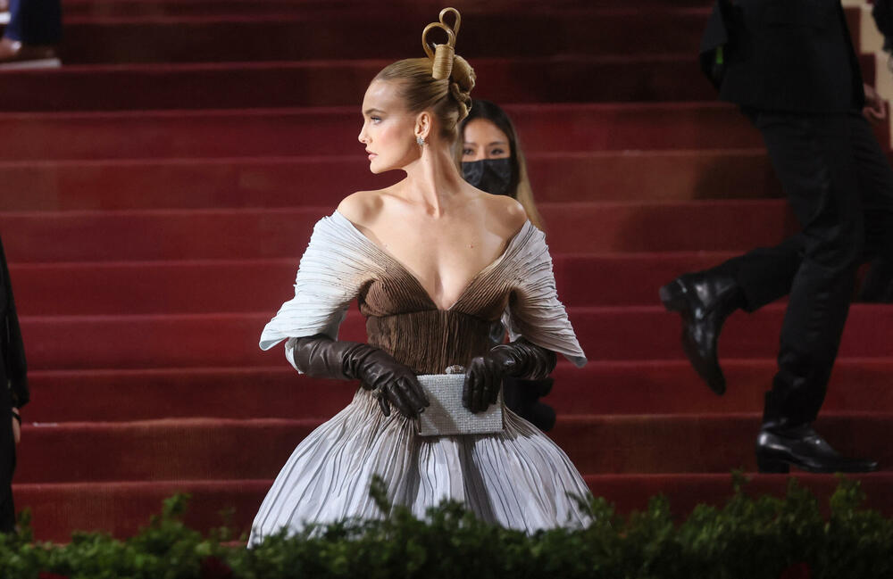 <p>Ni ovogodišnja Met Gala ljubitelje mode nije ostavila ravnodušnima, o kreacijama na crvenom tepihu govore Milena Pajović, blogerka, Sandra Marković manekenka i Vladana, pjevačica koja je izgradila karakterističan stil</p>