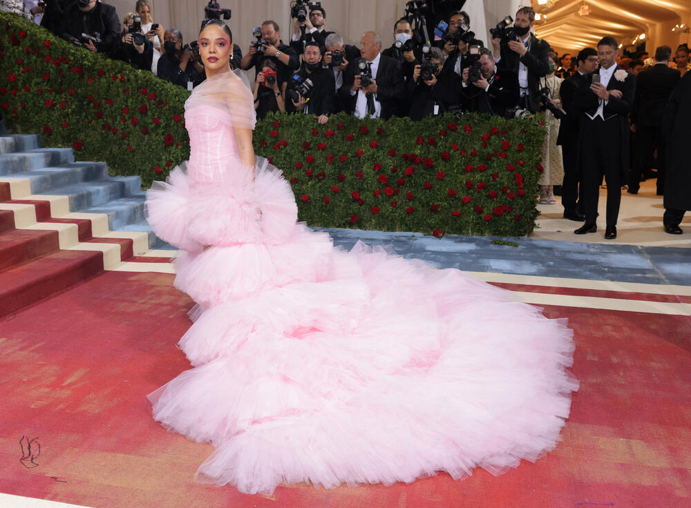 <p>Ni ovogodišnja Met Gala ljubitelje mode nije ostavila ravnodušnima, o kreacijama na crvenom tepihu govore Milena Pajović, blogerka, Sandra Marković manekenka i Vladana, pjevačica koja je izgradila karakterističan stil</p>