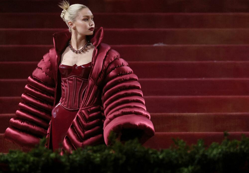 <p>Ni ovogodišnja Met Gala ljubitelje mode nije ostavila ravnodušnima, o kreacijama na crvenom tepihu govore Milena Pajović, blogerka, Sandra Marković manekenka i Vladana, pjevačica koja je izgradila karakterističan stil</p>