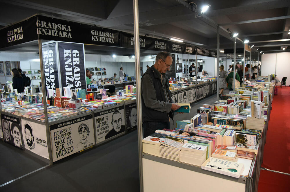 <p>Ministarka kulture i nauke Maša Vlaović kazala je da nacionalne i etničke razlike na ovakvom sajmu dobijaju svoju najljepšu formu, jer se na njemu nalaze izdavači iz Crne Gore i iz regiona</p>