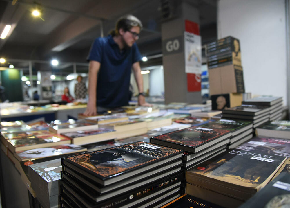 <p>Ministarka kulture i nauke Maša Vlaović kazala je da nacionalne i etničke razlike na ovakvom sajmu dobijaju svoju najljepšu formu, jer se na njemu nalaze izdavači iz Crne Gore i iz regiona</p>