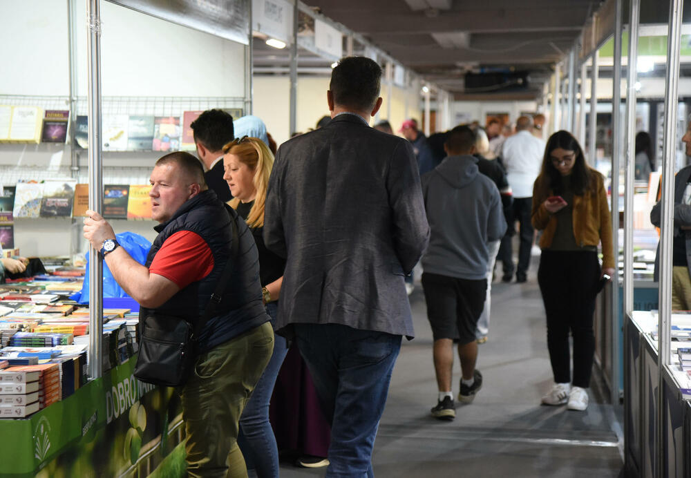 <p>Ministarka kulture i nauke Maša Vlaović kazala je da nacionalne i etničke razlike na ovakvom sajmu dobijaju svoju najljepšu formu, jer se na njemu nalaze izdavači iz Crne Gore i iz regiona</p>