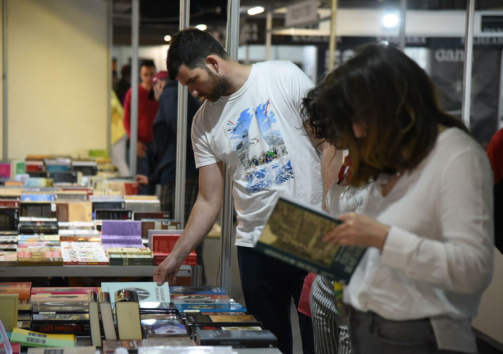 <p>Ministarka kulture i nauke Maša Vlaović kazala je da nacionalne i etničke razlike na ovakvom sajmu dobijaju svoju najljepšu formu, jer se na njemu nalaze izdavači iz Crne Gore i iz regiona</p>