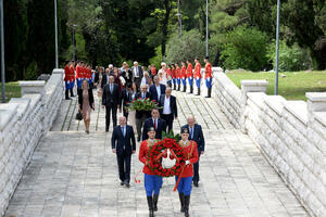Delegacija Glavnog grada položila vijenac na Spomenik Partizanu...