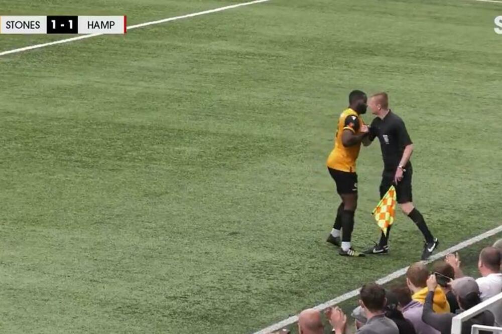 Elokobi se na oproštaju pozdravlja sa pomoćnim arbitrom, Foto: Twitter.com/maidstoneunited