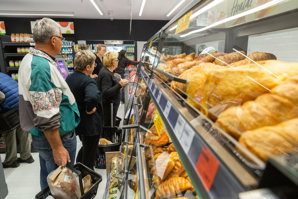 <p>Kompanija Domaća trgovina u čijem sastavu posluju CITY marketi kroz svaki novootvoreni ili renovirani market nastoji da ambijent unaprijedi i dodatno prilagodi potrebama potrošača sa savremenom opremom za skladištenje i izlaganje proizvoda.</p>