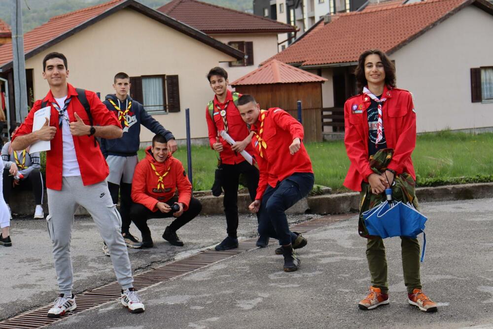 <p>Mališani sa šarenim maramama upoznali Kolašin na nov način</p>
