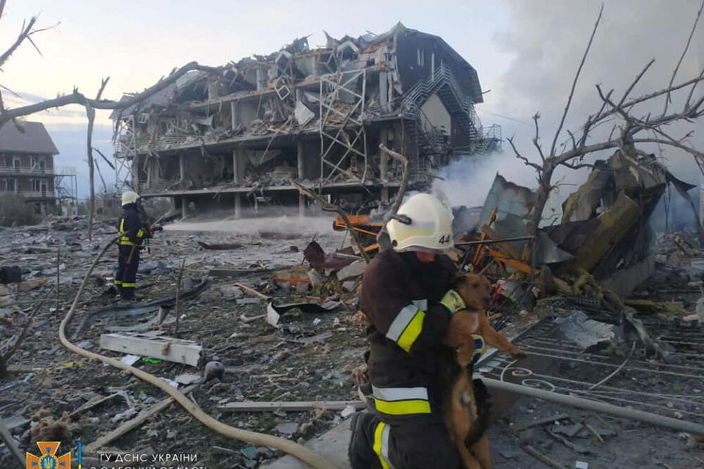 Osoblje Hitne pomoći radi u blizini zgrade oštećene nakon vojnog štrajka, u Odesi, Foto: Reuters