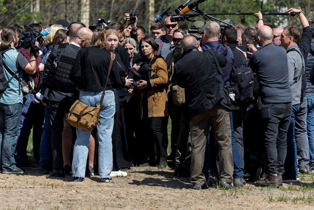 <p>Nakon ruske opsade Buče, ukrajinske vlasti zatekle su likvidirane civile na ulicama i u masovnim grobnicama, a nekima su bile vezane ruke</p>