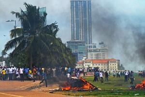 Sedmoro poginulo u Šri Lanki, zapaljene kuće političara, premijer...