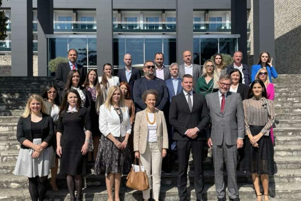 Vag i Adžić sa učesnicima konferencije, Foto: osce.org