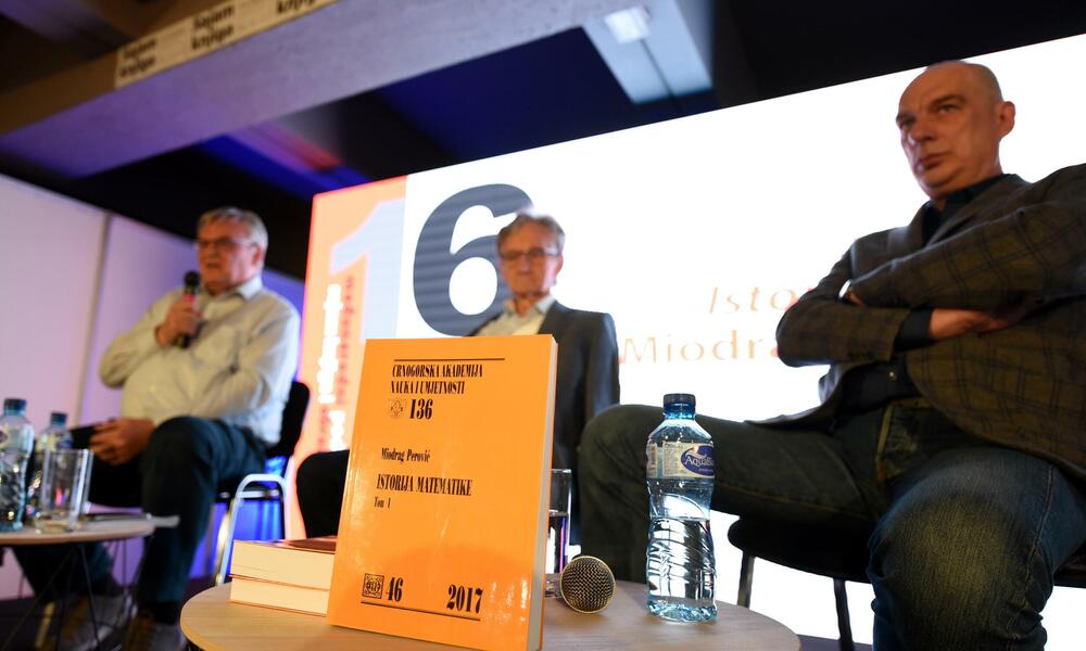 <p>Ostaje otvoreno pitanje zašto ovaj prostor ne reaguje na adekvatan način na ovakvu knjigu, istakao je Balša Brković večeras na Međunarodnom podgoričkom sajmu knjiga i obrazovanja i najavio da će u okviru Sajma u subotu biti promovisan i "Monitor naše slobode", još jedna velika i važna knjiga Miodraga Perovića</p>