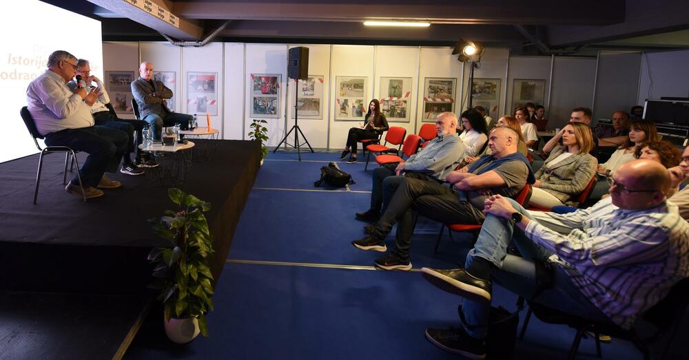 <p>Ostaje otvoreno pitanje zašto ovaj prostor ne reaguje na adekvatan način na ovakvu knjigu, istakao je Balša Brković večeras na Međunarodnom podgoričkom sajmu knjiga i obrazovanja i najavio da će u okviru Sajma u subotu biti promovisan i "Monitor naše slobode", još jedna velika i važna knjiga Miodraga Perovića</p>