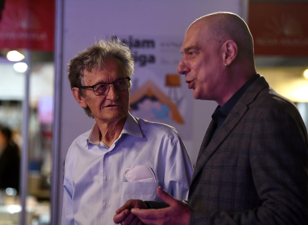 <p>Ostaje otvoreno pitanje zašto ovaj prostor ne reaguje na adekvatan način na ovakvu knjigu, istakao je Balša Brković večeras na Međunarodnom podgoričkom sajmu knjiga i obrazovanja i najavio da će u okviru Sajma u subotu biti promovisan i "Monitor naše slobode", još jedna velika i važna knjiga Miodraga Perovića</p>