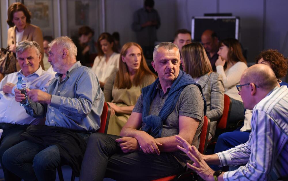 <p>Ostaje otvoreno pitanje zašto ovaj prostor ne reaguje na adekvatan način na ovakvu knjigu, istakao je Balša Brković večeras na Međunarodnom podgoričkom sajmu knjiga i obrazovanja i najavio da će u okviru Sajma u subotu biti promovisan i "Monitor naše slobode", još jedna velika i važna knjiga Miodraga Perovića</p>