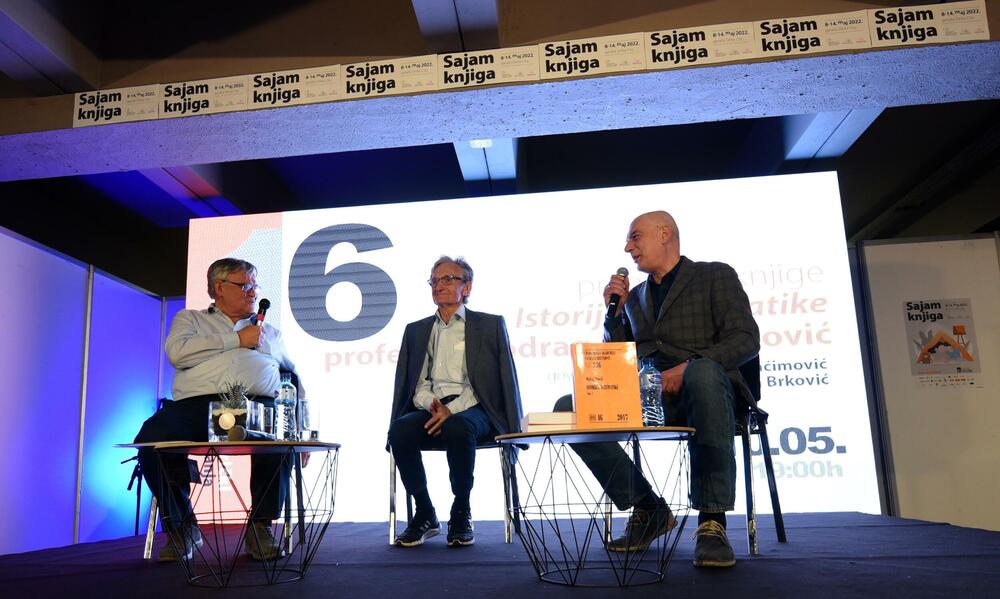 <p>Ostaje otvoreno pitanje zašto ovaj prostor ne reaguje na adekvatan način na ovakvu knjigu, istakao je Balša Brković večeras na Međunarodnom podgoričkom sajmu knjiga i obrazovanja i najavio da će u okviru Sajma u subotu biti promovisan i "Monitor naše slobode", još jedna velika i važna knjiga Miodraga Perovića</p>